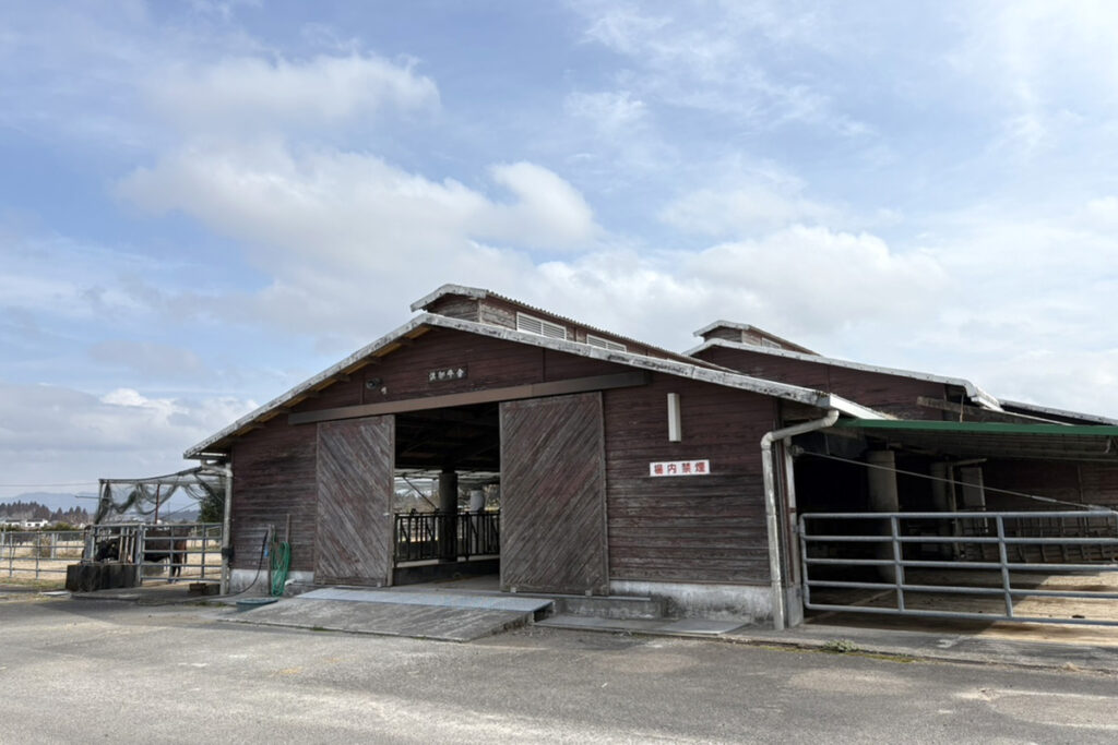 供胚牛舎(外観)