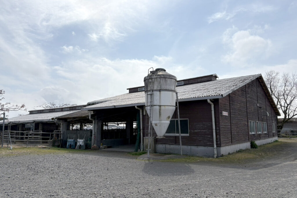 受胚牛舎(外観)