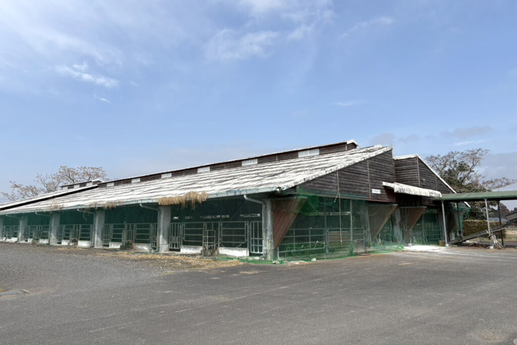 子牛・育成牛舎(外観)