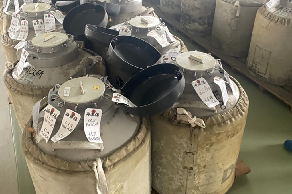 精液保管ボンベ